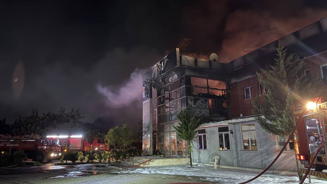 Sakarya’da kozmetik fabrikasında yangın 20